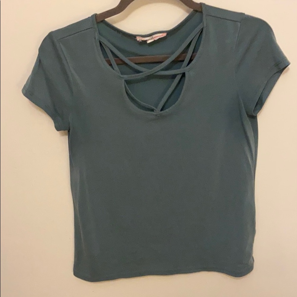 Small chest detailed short sleeve top